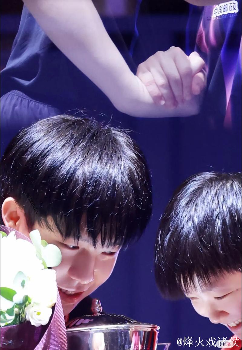 莎头极限18板对攻，王楚钦正手杀，孙颖莎又蹲下，全场沸腾了